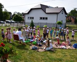 Dzieci słuchają czytanki na kocach