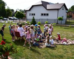 Dzieci słuchają czytanki na kocach
