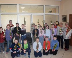 Zdjęcie grupowe uczniów ze zrobionymi palmami