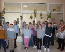 Zdjęcie grupowe uczniów ze zrobionymi palmami