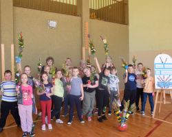 Zdjęcie grupowe uczniów z palmami i nauczycielami