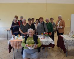 Zdjęcie grupowe kobiet przy rękodziełach na szydełku.