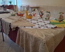 Rozłożone na stole rzeczy zrobione na szydełku.