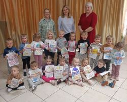 Zdjęcie grupowe przedszkolaków i nauczycieli.