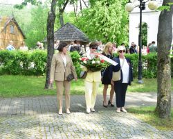 Cztery kobiety idą pod pomnik złożyć kwiaty