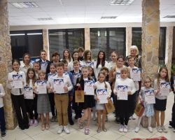 Zdjęcie grupowe uczniów z dyplomami i nagrodami oraz z Paniami z komisji.