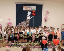 Zdjęcie grupowe wszystkich uczniów występujących dla rodziców.