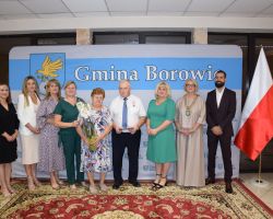 Zdjęcie grupowe małżeństwa z przedstawicielami władz podczas jubileuszu 50-lecia