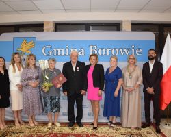 Zdjęcie grupowe małżeństwa z przedstawicielami władz podczas jubileuszu 50-lecia
