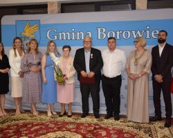 Zdjęcie grupowe małżeństwa z przedstawicielami władz podczas jubileuszu 50-lecia
