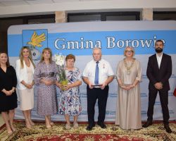 Zdjęcie grupowe małżeństwa z przedstawicielami władz podczas jubileuszu 50-lecia