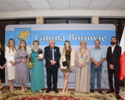 Zdjęcie grupowe małżeństwa z przedstawicielami władz podczas jubileuszu 50-lecia