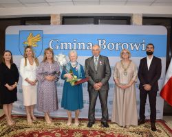 Zdjęcie grupowe małżeństwa z przedstawicielami władz podczas jubileuszu 50-lecia