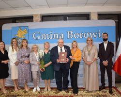Zdjęcie grupowe małżeństwa z przedstawicielami władz podczas jubileuszu 50-lecia