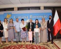 Zdjęcie grupowe małżeństwa z przedstawicielami władz podczas jubileuszu 50-lecia