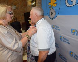 Zdjęcie wręczania medali przez panią Wójt dla małżeństw na jubileuszu "Złote Gody"