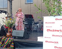 Przemówienie pani wójt Gminy na scenie podczas festiwalu
