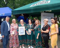 Zdjęcie grupowe koła gospodyń z przedstawicielami władz gminy