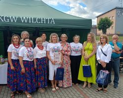 Zdjęcie grupowe koła gospodyń z przedstawicielami władz gminy