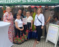 Zdjęcie grupowe koła gospodyń z przedstawicielami władz gminy