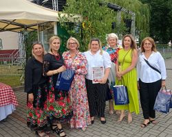 Zdjęcie grupowe koła gospodyń z przedstawicielami władz gminy