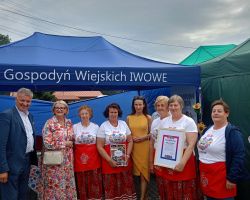 Zdjęcie grupowe koła gospodyń z przedstawicielami władz gminy