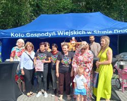 Zdjęcie grupowe koła gospodyń z przedstawicielami władz gminy