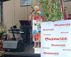 Przemówienie pani dyrektor GOK, na scenie podczas festiwalu smaków.
