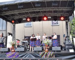 Występ zespołu muzycznego na scenie