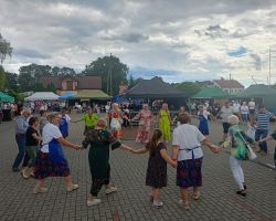 Zabawa taneczna mieszkańców na festiwalu