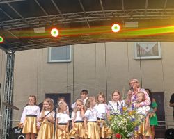 Dziecięcy zespół muzyczny na scenie z panią Wójt