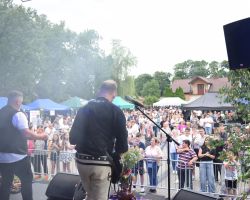 Występ zespołu muzycznego Zbóje na scenie i zabawa mieszkańców do ich muzyki