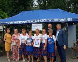 Zdjęcie grupowe koła gospodyń z przedstawicielami władz Gminy