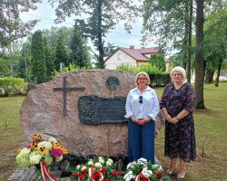 Zdjęcie pani Wójt i dyrektor GOK-u przy pomniku poległych w czasie wojny.