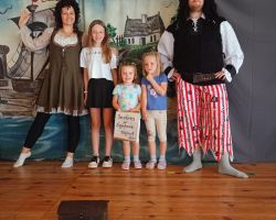 Dzieci na scenie z osobą przebraną za postać z bajek