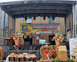 Przemówienie pani wójt na scenie