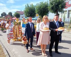 Starości dożynek z chlebami oraz całym korowodem dożynkowym