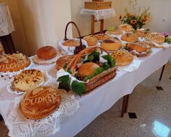 Chleby dożynkowe na stole w kościele