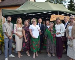 Zdjecie przedstawicieli władz gminy z kołem gospodyń