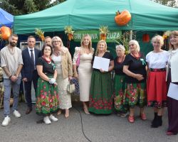 Zdjecie przedstawicieli władz gminy z kołem gospodyń
