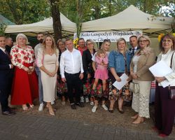 Zdjecie przedstawicieli władz gminy z kołem gospodyń
