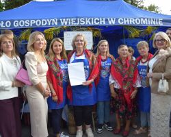 Zdjecie przedstawicieli władz gminy z kołem gospodyń