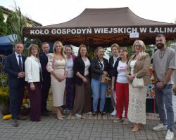 Zdjecie przedstawicieli władz gminy z kołem gospodyń