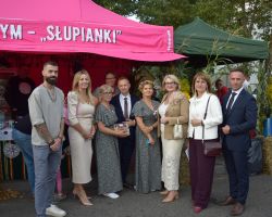 Zdjecie przedstawicieli władz gminy z kołem gospodyń