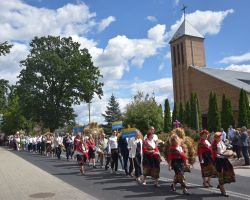 Korowód dożynkowy ruszający spod kościoła na plac