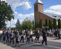 Przemarsz Gminnej Orkiestry Dętej w korowodzie dozynkowym