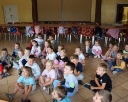 Dzieci słuchają bajki w bibliotece