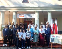 Zdjęcie grupowe nauczycieli, włdz gminy i uczniów