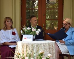 Pani wójt, Zastępca oraz Skarbnik gminy czytają poezje Kochanowskiego