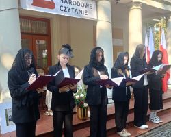 Uczennice czytają poezje Kochanowskiego